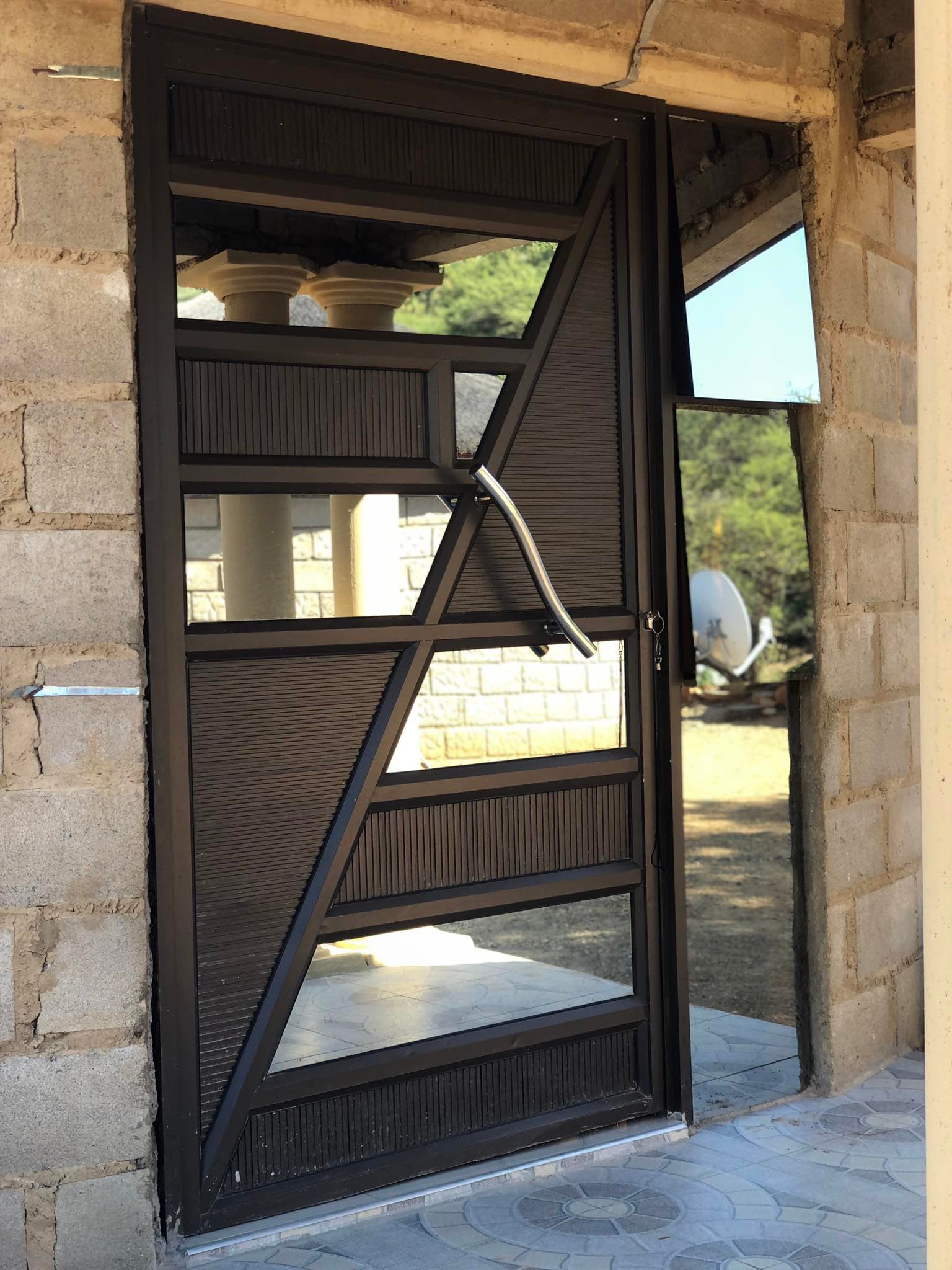 Premium aluminium pivot door